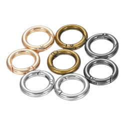 זוג טבעות קרבינה עגולות במגוון צבעים וגדלים