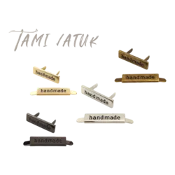 תגית מתכת Handmade בצבעים שונים